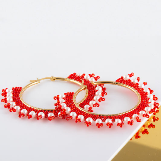 ARETES TEJIDO EN MOSTACILLA ROJO Y BLANCO + PULSERA DE ESTRELLAS